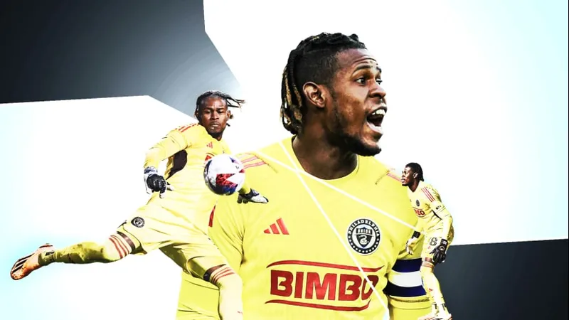 Cầu thủ Club Tijuana đang chuyền bóng trước sự áp sát từ cầu thủ Tigres UANL