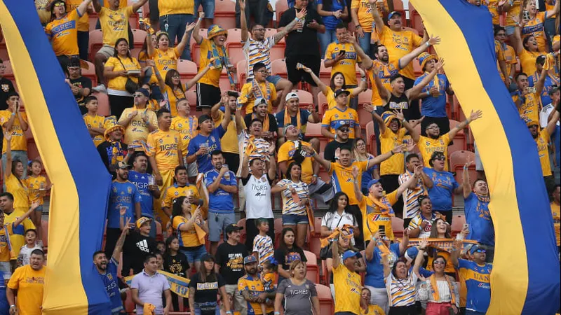 Cầu thủ Tigres UANL vượt qua hậu vệ đối phương để tiến gần khung thành