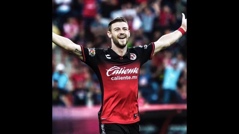 Cầu thủ Club Tijuana và Tigres UANL tranh chấp bóng trên sân