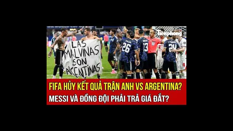 Cầu thủ đội Anh và Argentina tranh chấp bóng trên sân cỏ Cầu thủ đội Anh và Argentina tranh chấp bóng trên sân cỏ