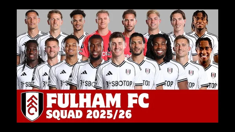 Cầu thủ Fulham Utd và Cumberland Utd tranh chấp bóng trên sân