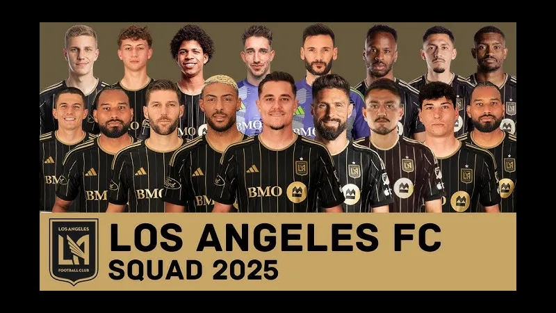 Cầu thủ LA Galaxy và Los Angeles tạt bóng vào vòng cấm đối phương