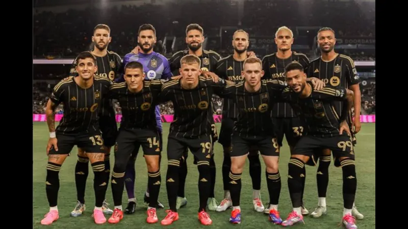 Cầu thủ LA Galaxy đang lao vào phòng ngự trước Los Angeles
