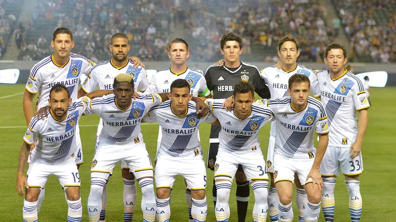 Cầu thủ LA Galaxy và Los Angeles trong tình huống tranh chấp trên sân