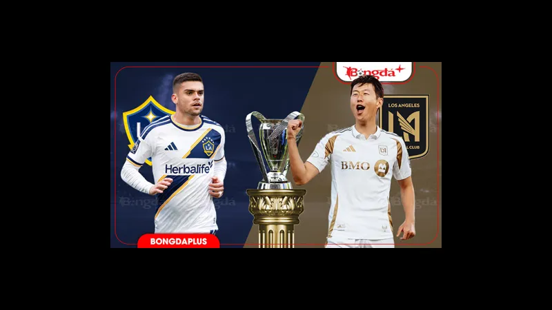 Cầu thủ LA Galaxy đang điều chỉnh dứt điểm trong trận đấu với Los Angeles
