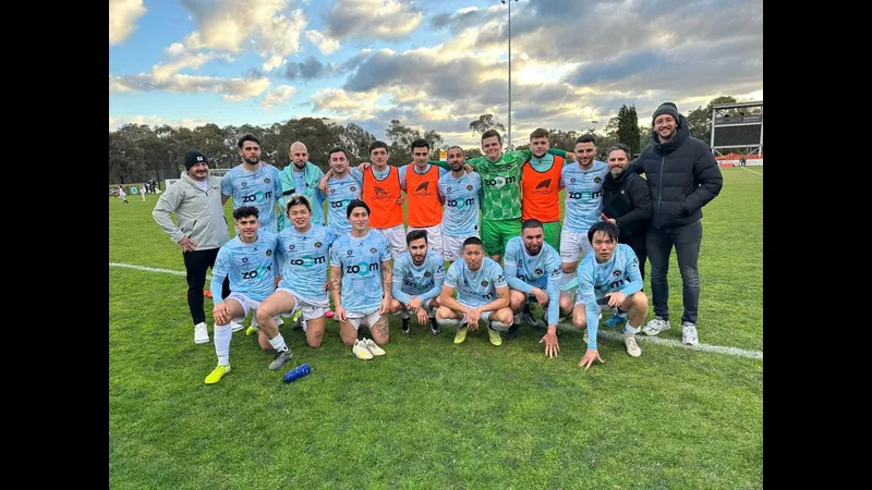 Cầu thủ Melbourne Knights và Brunswick City đang tranh chấp quả bóng trên sân cỏ