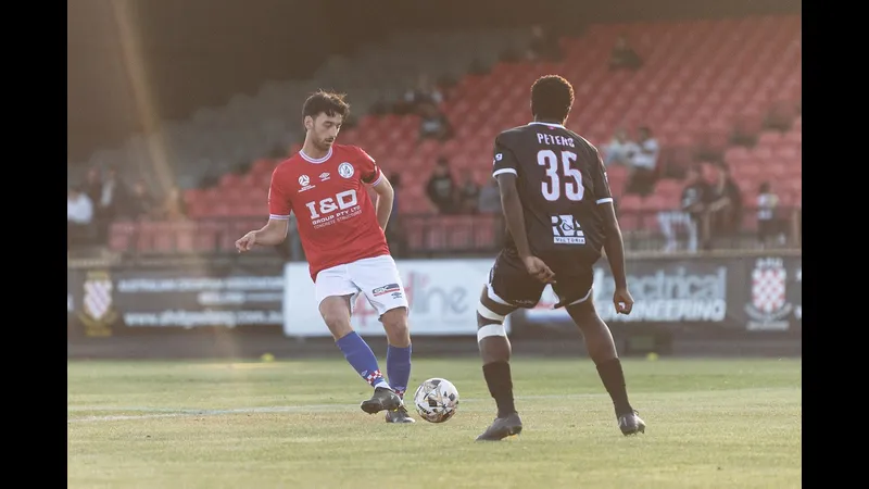 Cầu thủ Melbourne Knights và Brunswick City tranh chấp bóng trên sân cỏ