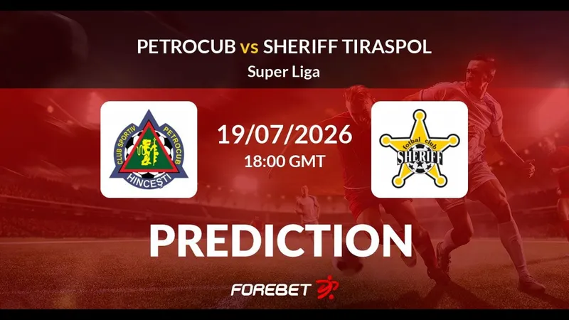 Cầu thủ của Petrocub và Sheriff Tiraspol đang tranh chấp bóng trên sân