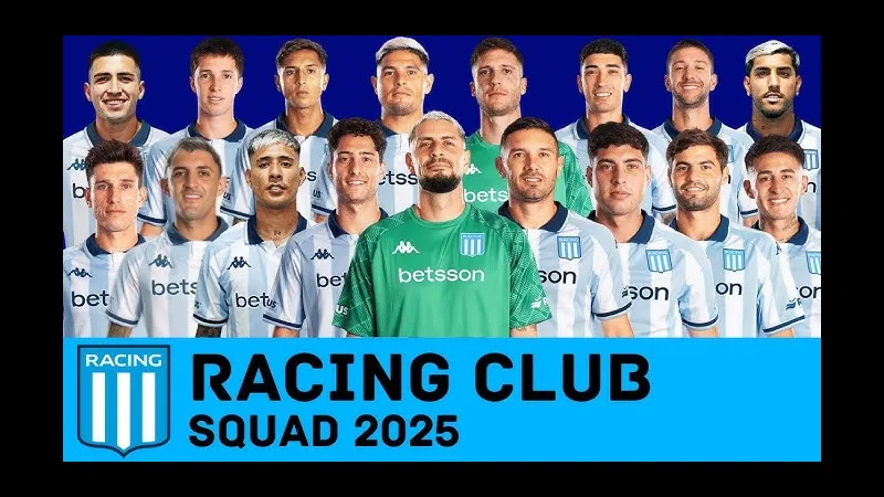 Cầu thủ Racing Club và Defensa y Justicia tranh chấp bóng trước khán đài Cầu thủ Racing Club và Defensa y Justicia tranh chấp bóng trước khán đài