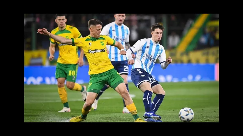 Cầu thủ Racing Club chạy nhanh với bóng trước sự can thiệp của Defensa y Justicia Cầu thủ Racing Club chạy nhanh với bóng trước sự can thiệp của Defensa y Justicia