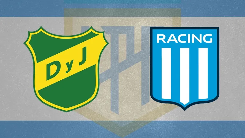 Cầu thủ Racing Club vượt qua phòng ngự của Defensa y Justicia Cầu thủ Racing Club vượt qua phòng ngự của Defensa y Justicia