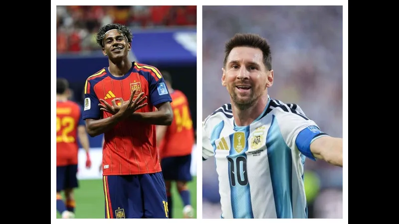 Cầu thủ Tây Ban Nha và Argentina tranh chấp bóng trên sân
