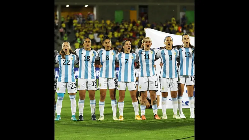 Cầu thủ Argentina với cú sút chính xác vào khung thành Tây Ban Nha